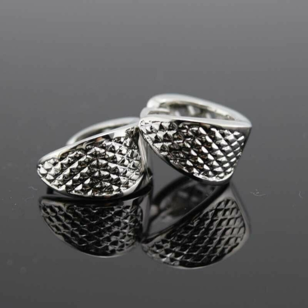 Mens 18K White Gold Filled Diamond Shape Carved Hoop Huggie Earrings 14mm Gift - Picture 1 of 6